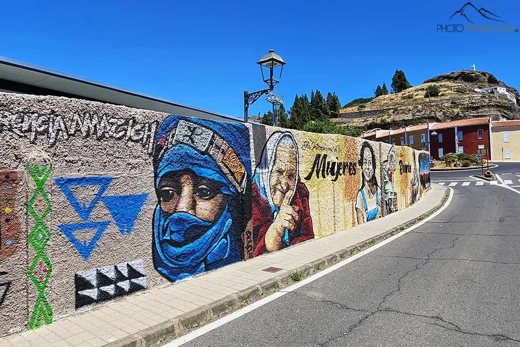 Verschiedene Graffitis prangen an einer Mauer in Artenara
