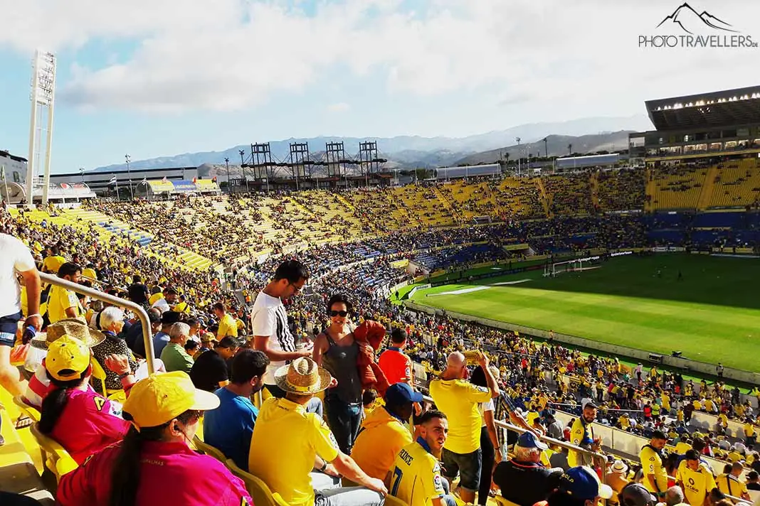 Viele Zuschauer nehmen im Stadion des UD Las Palmas Platz