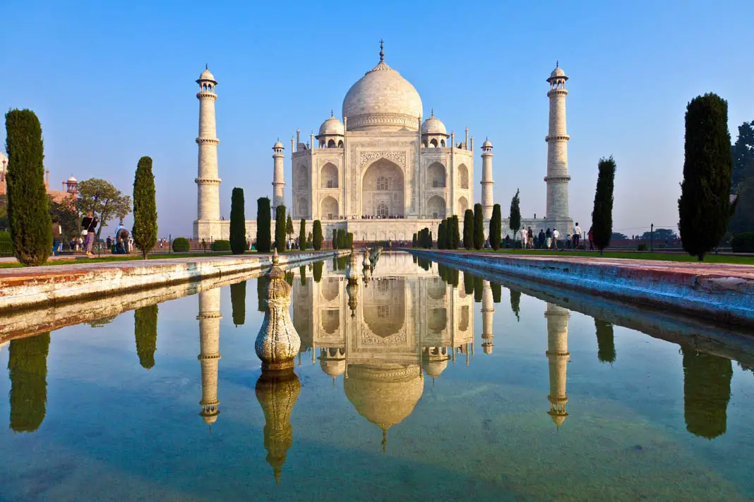 Der Taj Mahal in Indien mit Spiegelung