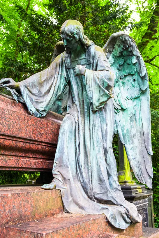 Eine Engels-Statue auf dem Melaten-Friedhof in Köln