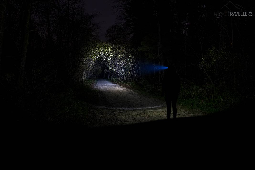 Die Lichtausbeute der Stirnlampe Ledlenser H6R im Test nachts im Wald