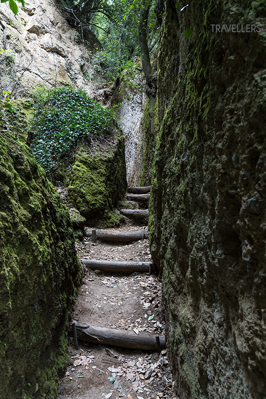 Ein enger Weg durch die Via Cava dell'Annunziata