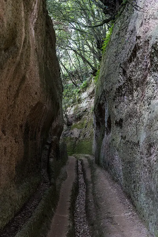 Die hohen Felswände der Via Cava di San Giuseppe