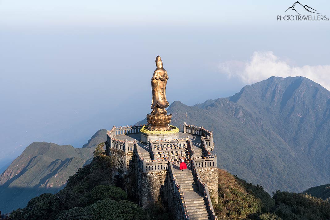 Die goldene Buddha-Statue auf dem Gipfel des Fansipan in Vietnam