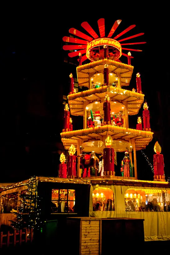 Blick auf die beleuchtete, große Weihnachtspyramide auf dem Dortmunder Weihnachtsmarkt