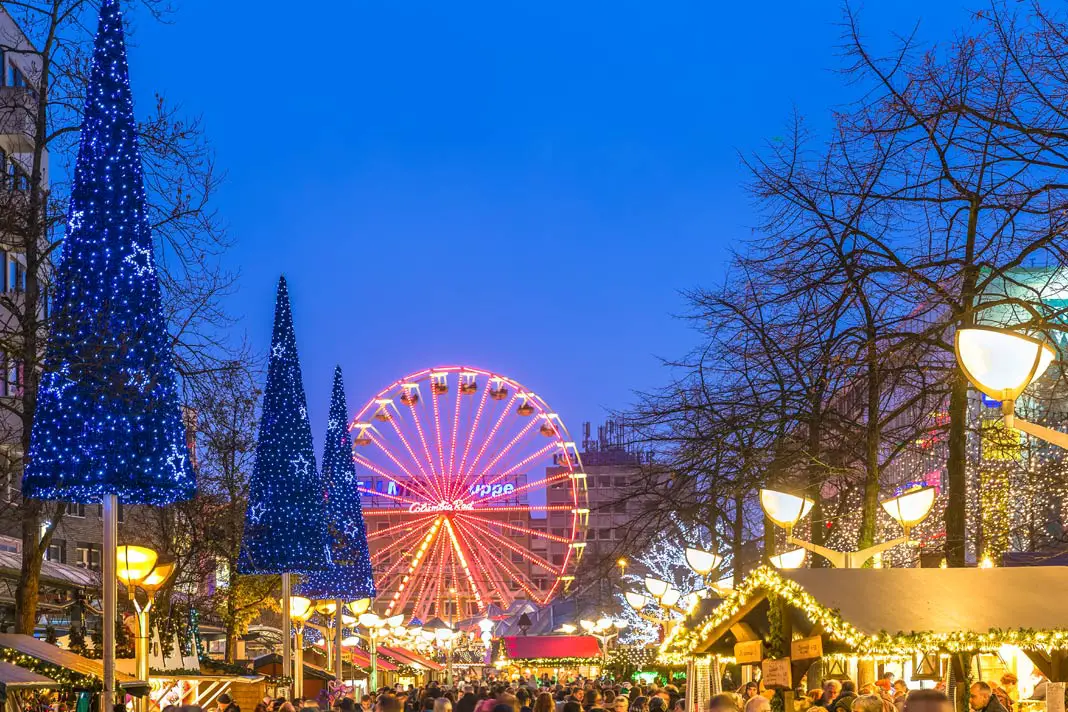 Blick auf den beleuchteten Duisburger Weihnachtsmarkt mit Riesenrad