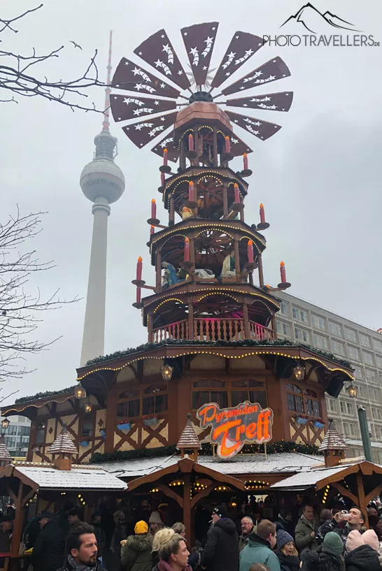 Der Blick auf Weihnachtspyramide und den Berliner Fernsehturm am Alexanderplatz