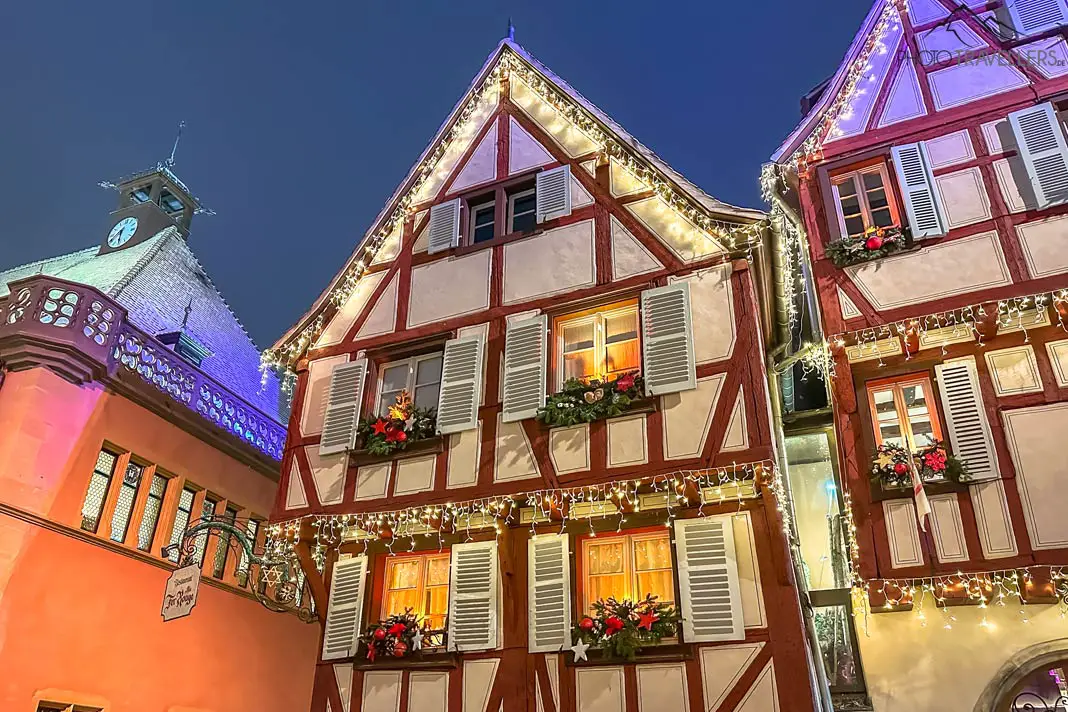 Eine hell beleuchtete Fassade in Colmar zu Weihnachten