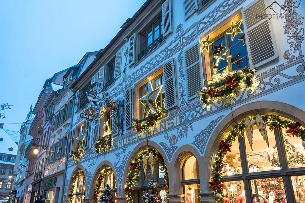 Eine hell beleuchtete Fassade in Colmar zu Weihnachten