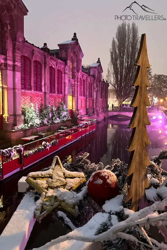Die hell erleuchtete Markthalle in Colmar zu Weihnachten