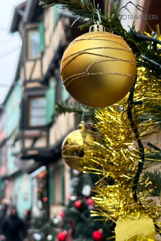 Eine goldene Weihnachtskugel in der Altstadt von Eguisheim
