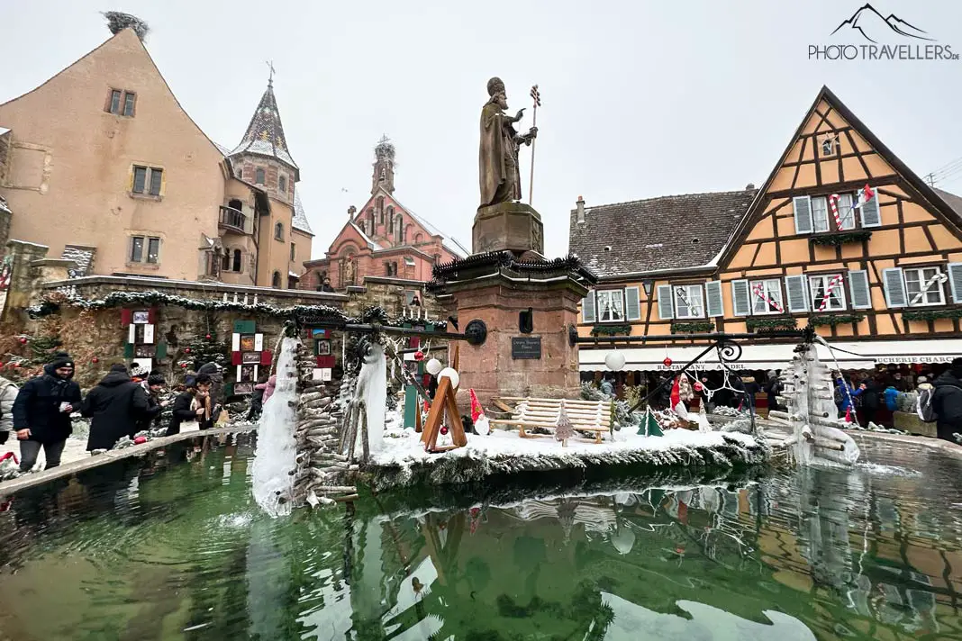 Der Brunnen in der Ortsmitte von Eguisheim zur Weihnachtszeit