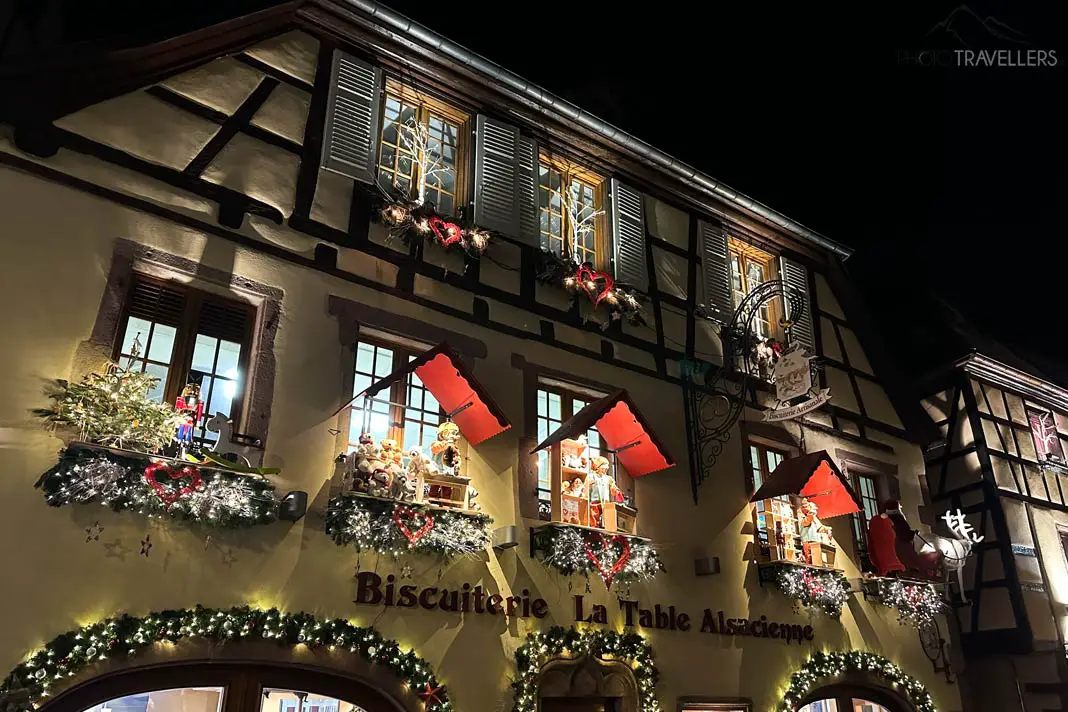 Ein hell beleuchtetes Fachwerkhaus zu Weihnachten in Kaysersberg