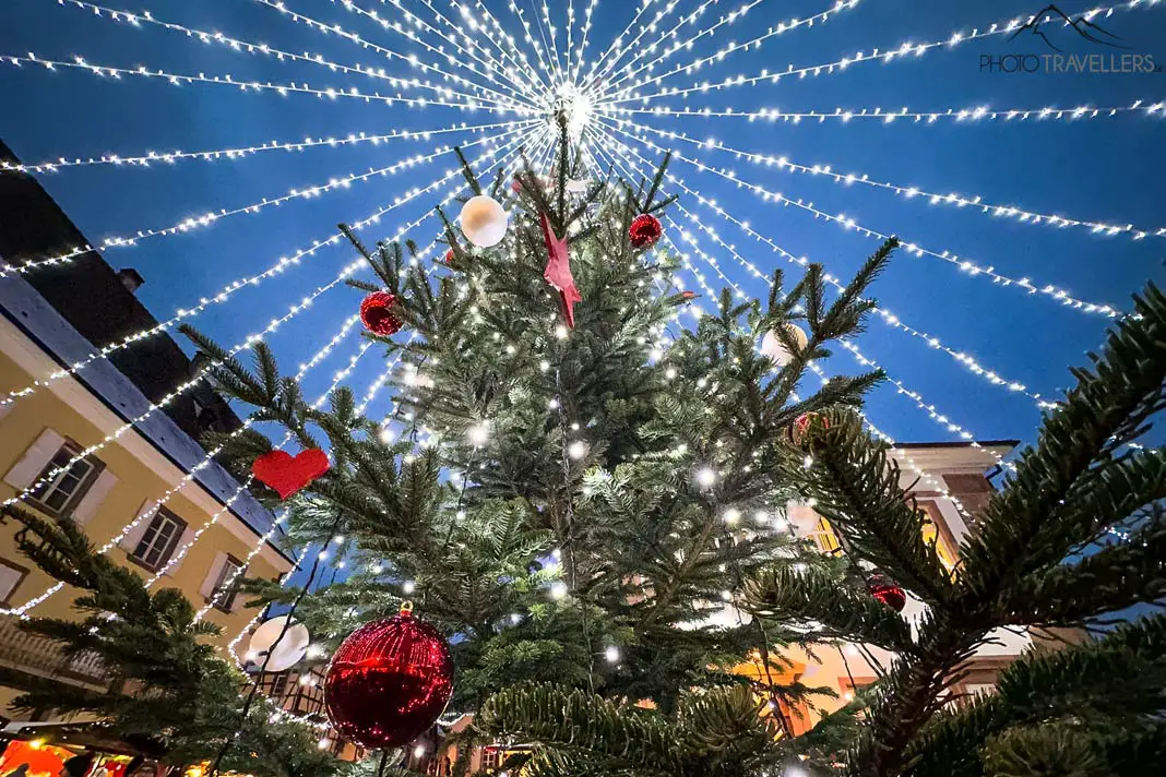 Der Weihnachtsbaum mit den Lichterketten in Riquewihr