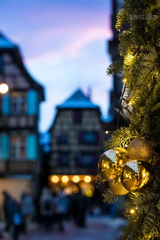 Eine goldene Weihnachtskugel in der Altstadt von Riquewihr
