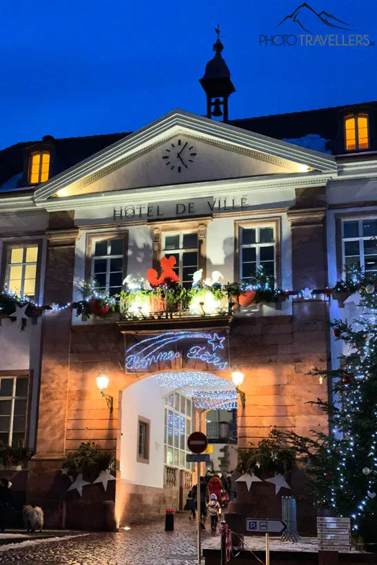 Das Rathaus von Riquewihr zu Weihnachten