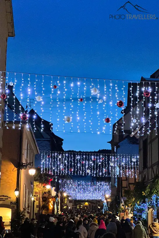 Lichterketten zu Weihnachten in der Altstadt von Riquewihr