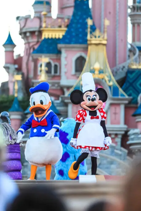 Blick auf Minni und Donald im Disneyland Paris