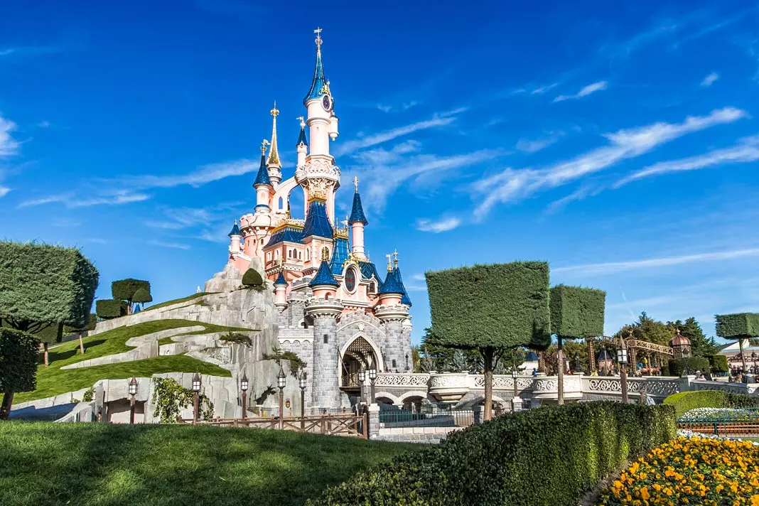 Blick auf das Schloss von der Seite im Disneyland Paris in Frankreich