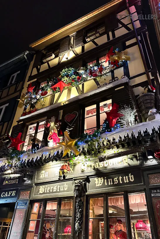Ein bunt geschmücktes Haus zu Weihnachten in Straßburg