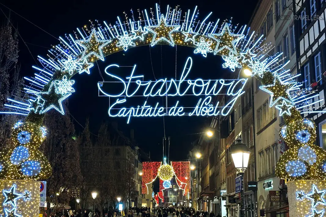 Der beleuchtete Straßburg-Schriftzug auf dem Weihnachtsmarkt