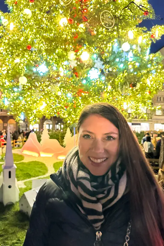 Reisebloggerin Biggi vor dem großen Weihnachtsbaum auf dem Weihnachtsmarkt in Straßburg im Elsass