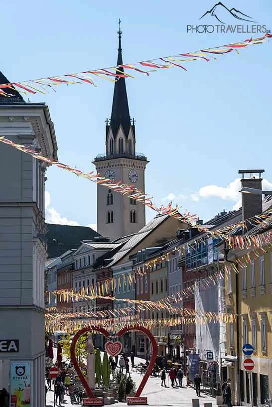 Der Blick in die Fussgängerzone von Villach mit der Stadthauptpfarrkirche St. Jakob