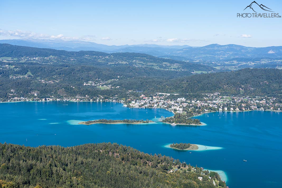 Der Blick von oben auf die Blumeninsel im Wörthersee