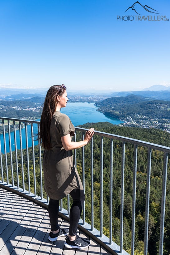 Reisejournalistin Biggi Bauer blick vom Pyramidenkogel auf den Wörthersee