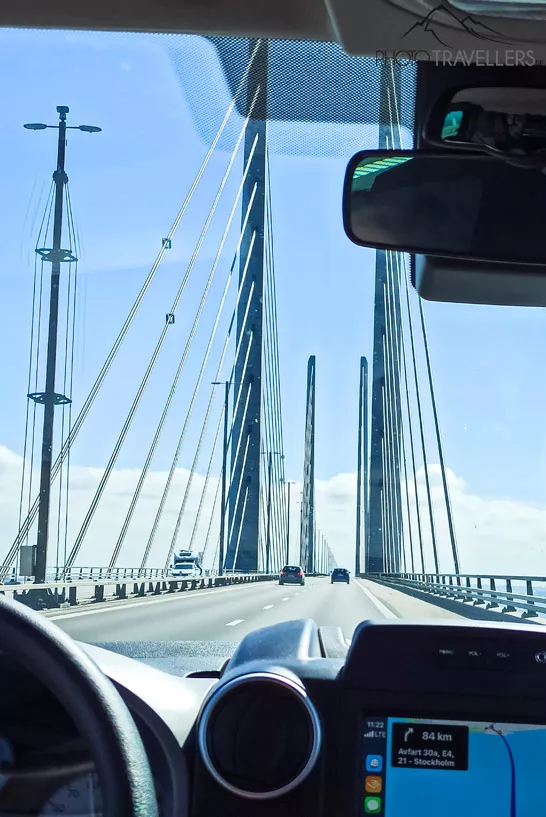 Blick aus dem Auto auf die Öresundbrücke in Schweden