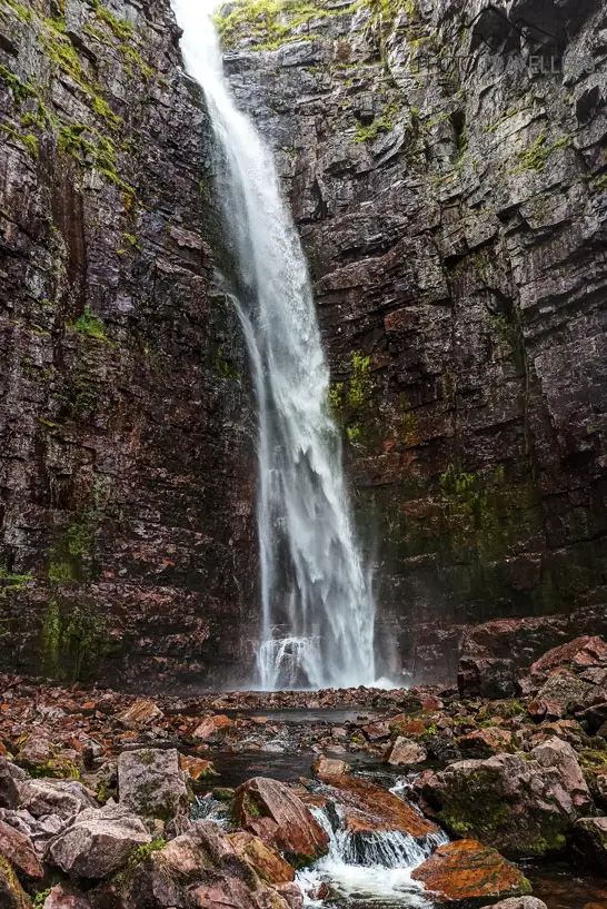 Blick auf den Njupeskär Wasserfall, der in ein Becken fällt