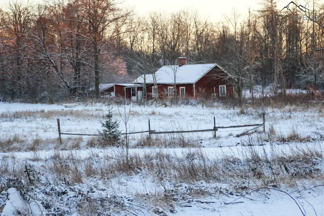 Blick auf eine verschneite Hütte auf dem Land im Winter in Schweden