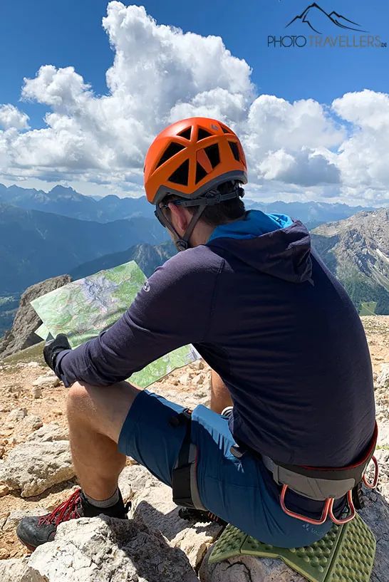 Reiseblogger Florian Westermann auf der Rotwand in den Dolomiten mit einer Wanderkarte