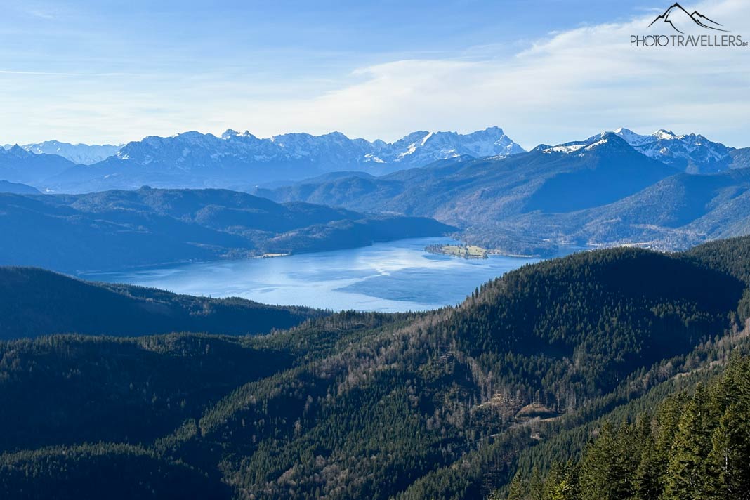 Der Blick vom Hirschhörnlkopf auf den Walchensee