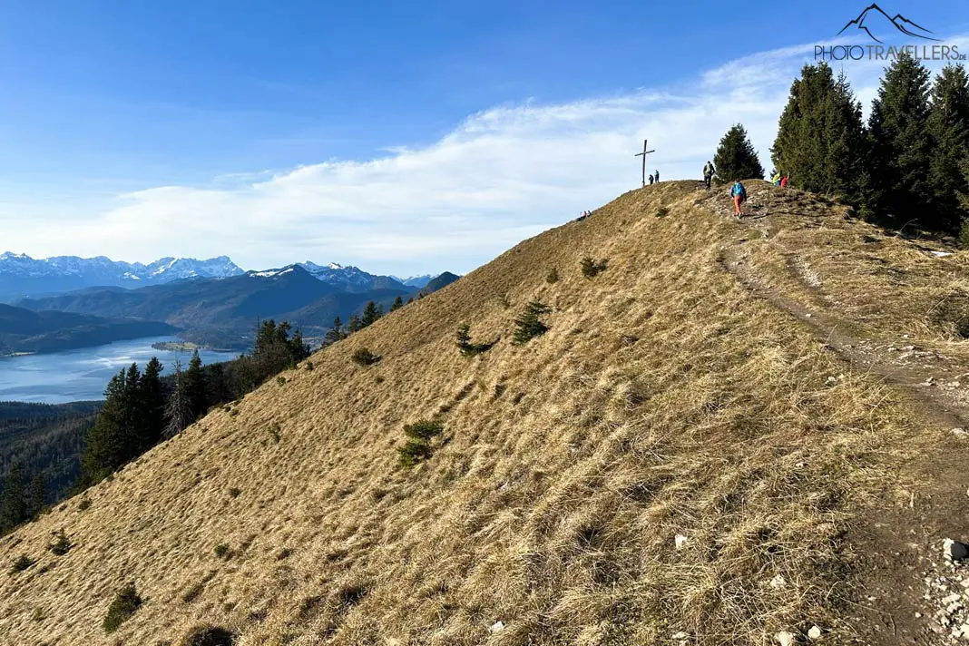 Der Wanderweg zum Gipfelkreuz des Hirschhörnlkopfs mit dem Walchensee