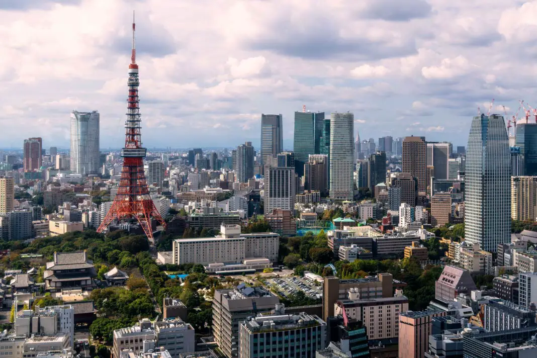 Der Blick auf die Skyline von Tokio mit dem Tokyo Tower