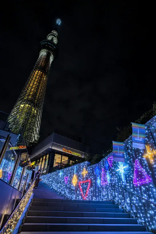 Der Fernsehturm Tokyo Skytree bei Nacht
