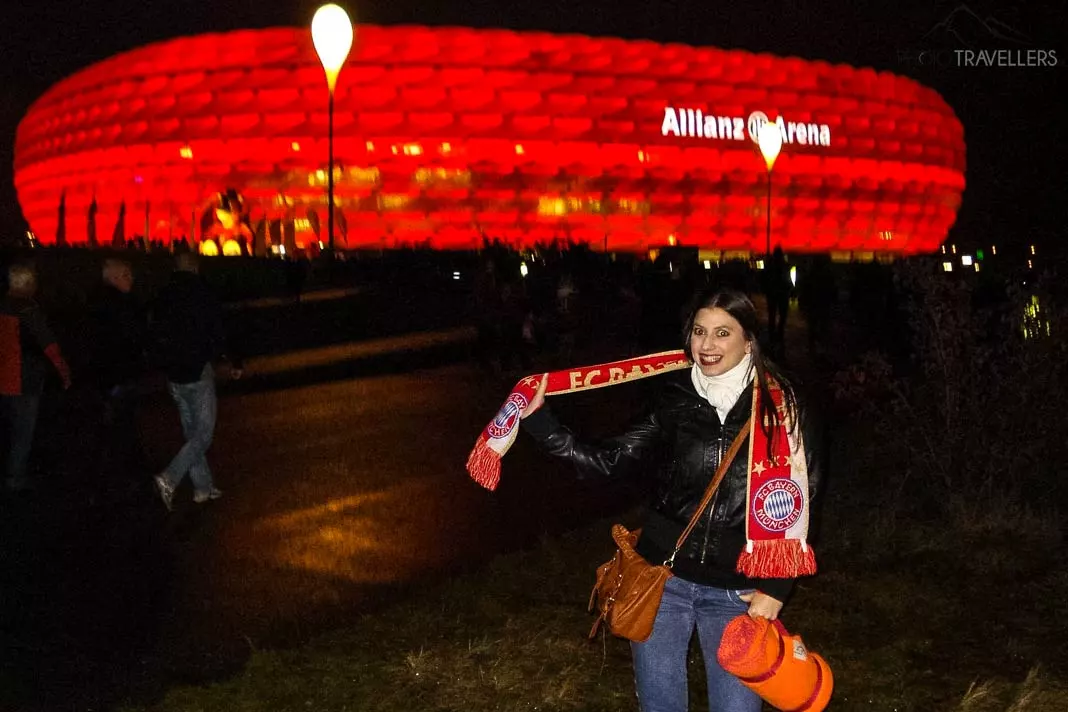 Biggi vor der rot erleuchteten Allianz Arena