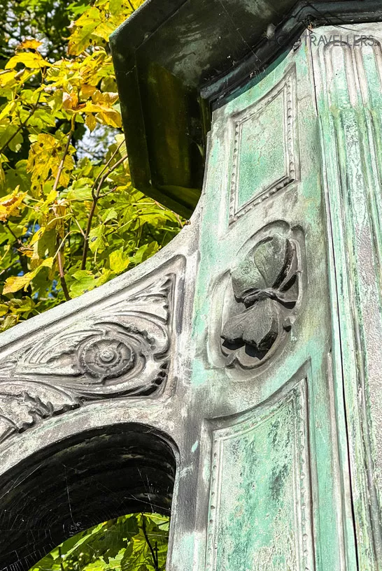 Eine Säule in München mit Schmetterlingssymbol