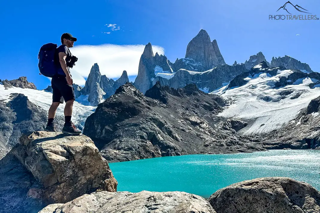 Flo in front of Laguna de los Tres with Fitz Roy in Patagonia
