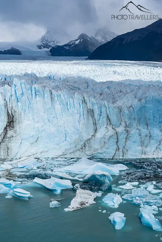 Der Perito-Moreno-Gletscher mit den Bergen im Hintergrund