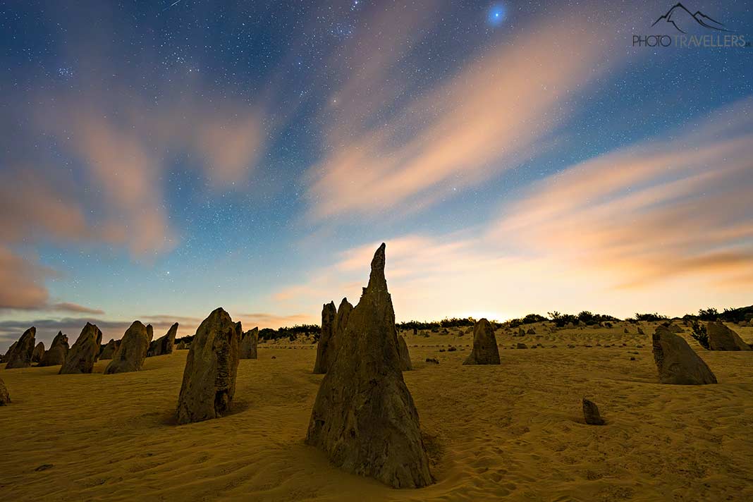 Der Sternenhimmel über Felsformationen in den Pinnacles in Australien