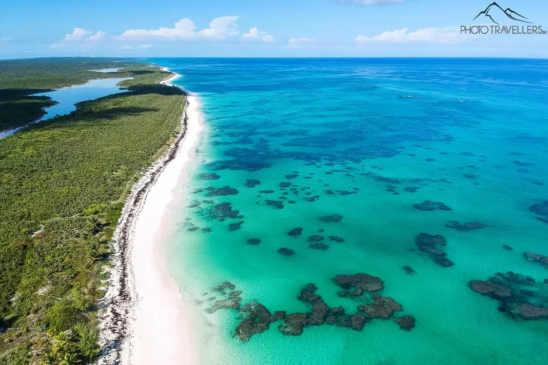 Der Blick von oben auf die Strände und das türkise Meer von Cat Island/ Bahamas