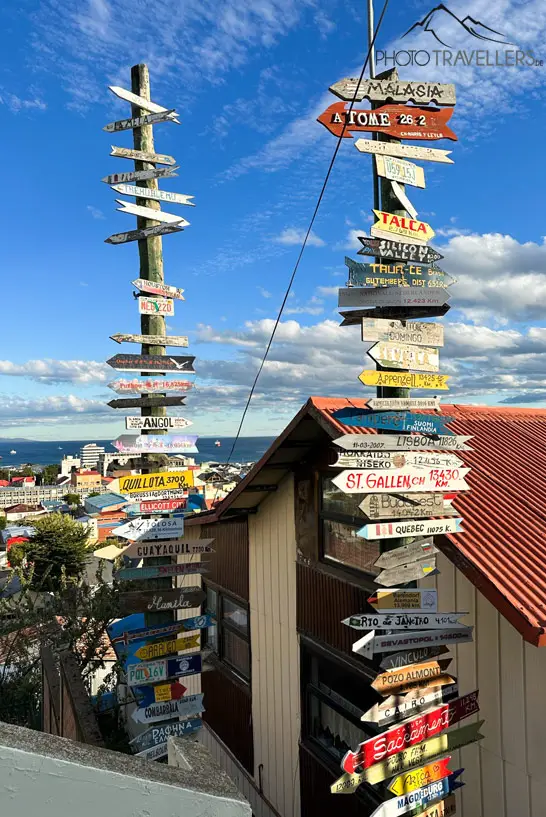 Ein Wegweiser mit Angaben zu großen Städten auf der ganzen Welt in Punta Arenas