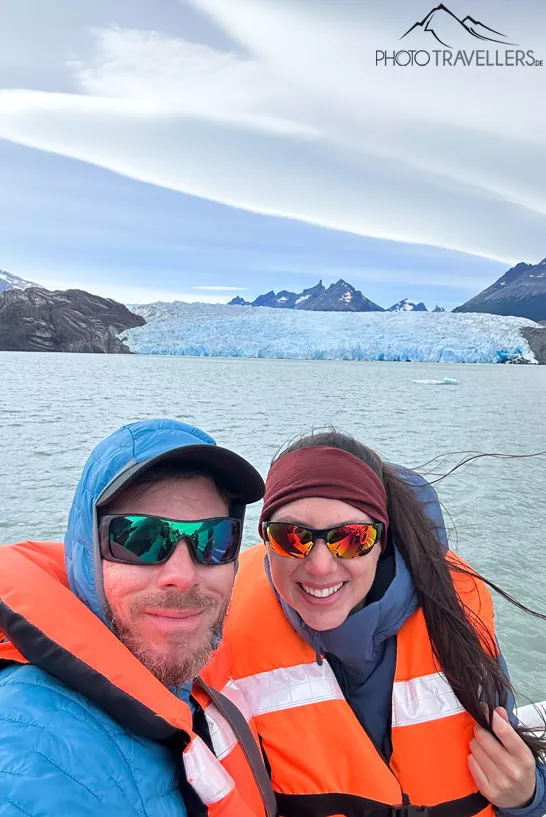 Biggi und Flo auf dem Boot vor dem Grey-Gletscher
