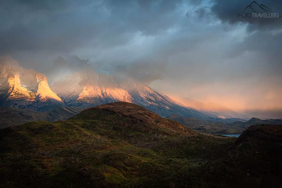 Die angestrahlten Berge im Torres del Paine Nationalpark am Morgen