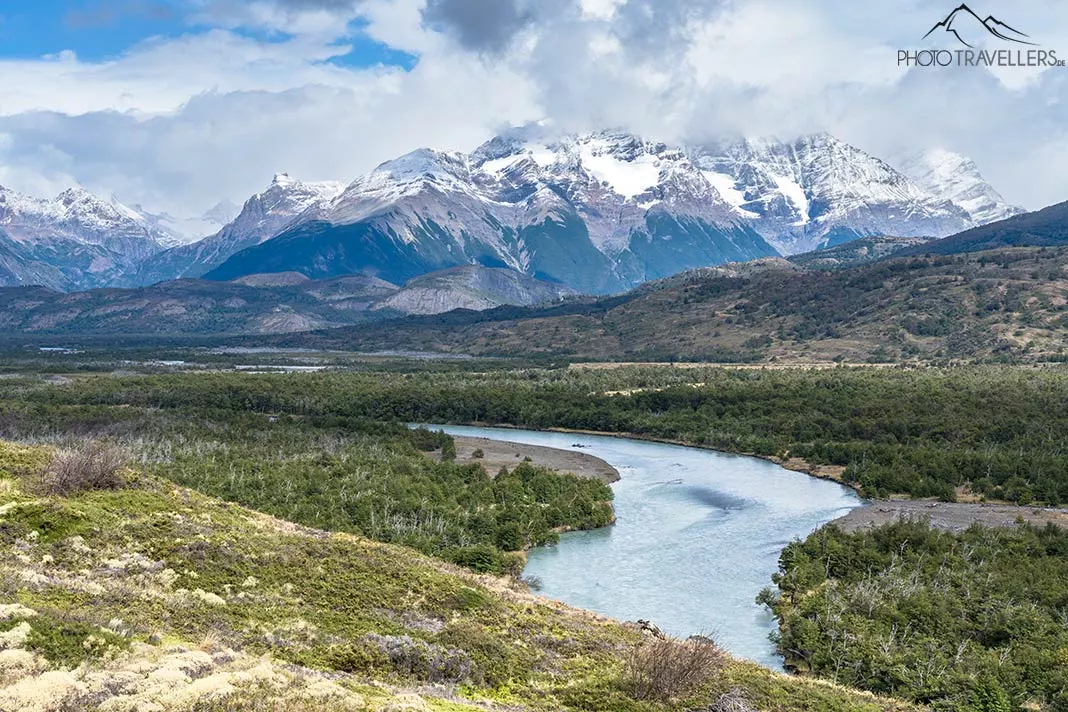 Eine Flusslandschaft mit Bergen im Torres del Paine Nationalpark