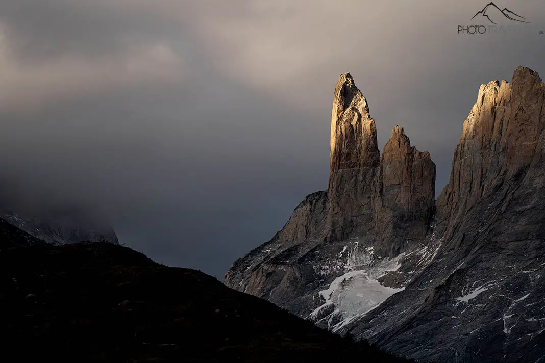 Eine angestrahlte Bergspitze im Torres den Paine Nationalpark in Chile