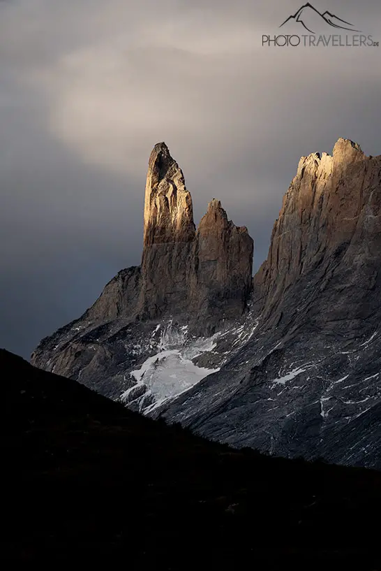 Eine von der Sonne angestrahlte Felsnadel in den Bergen des Torres del Paine Nationalparks