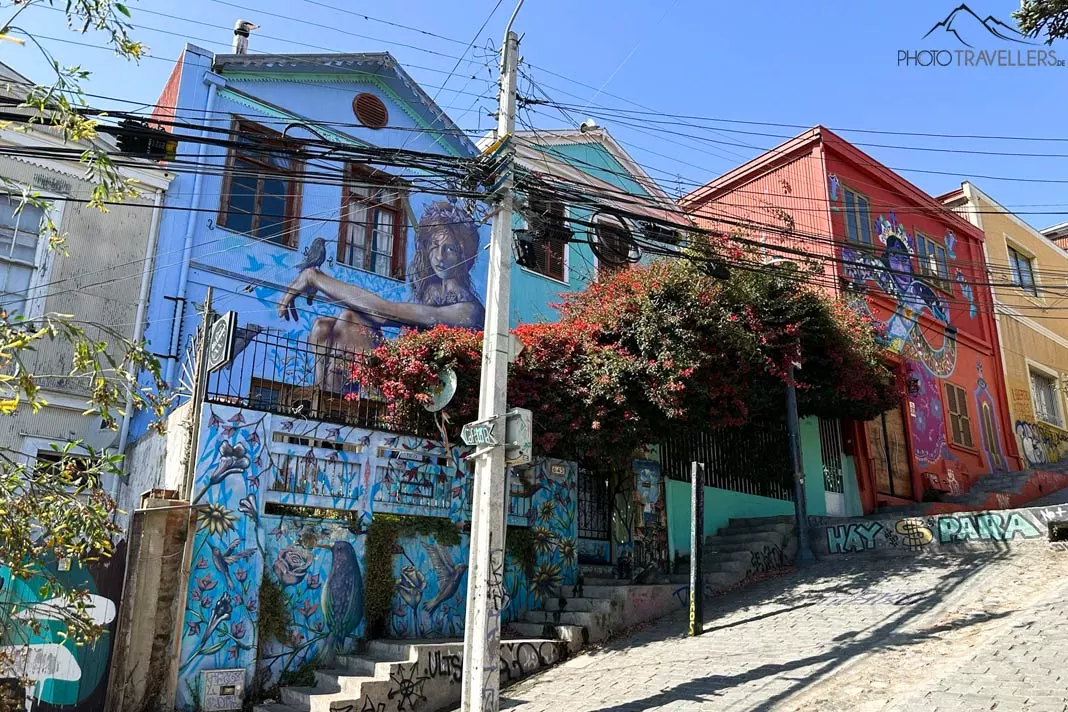 Bunte Häuser mit Graffiti in Valparaíso
